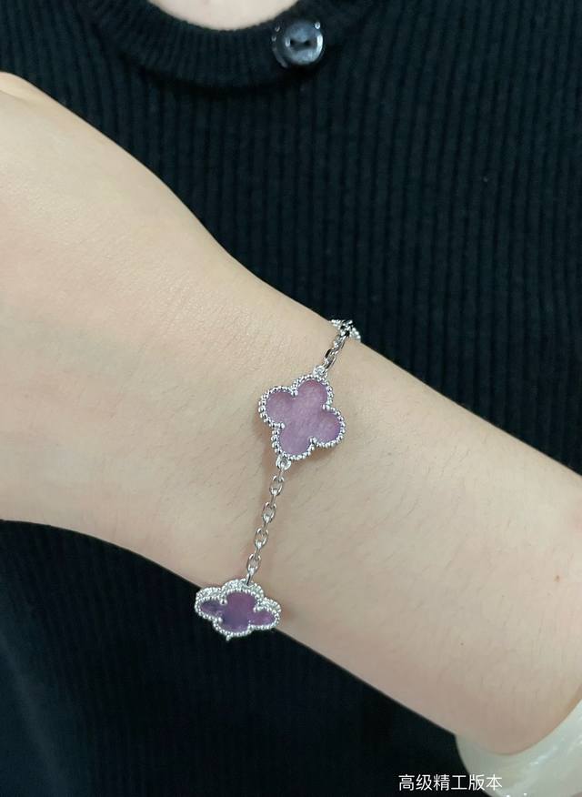 V金材质 Vca紫罗兰五花四叶草手链，以经典的四叶草为造型元素，寓意美好。四叶草象征着爱情、健康、财富与幸福，将这份幸运随身携带。手链上的紫罗兰贝母堪称点睛之笔
