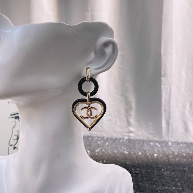 编码Ge131 小香经典耳环热销款火爆上新 同步专柜独家高端品质实拍黑白粉三色可选质感超佳质量肉眼清晰可见没得挑剔心形设计唯美高档时尚超级适合送女朋友或闺蜜只想
