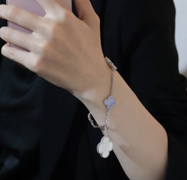 V金镀咪金 Vca高级不规则五花四叶草手链四叶草 此系列设计灵动，线条流畅，易于佩戴。展现无限搭配的可能，为每一位女性的生活带来丰富多样的风姿。