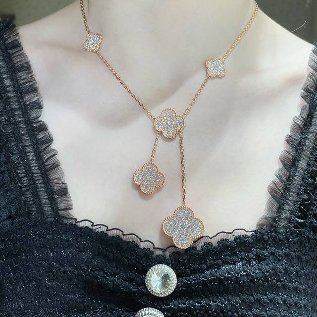V金镀咪金 Vca高级满钻六花四叶草项链。Cleef&Arpels 四叶草 此系列设计灵动，线条流畅，易于佩戴。展现无限搭配的可能，为每一位女性的生活带来丰富多