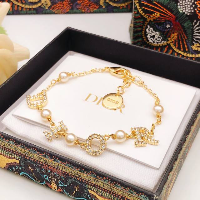 编号Dsl0121 Dio*最新款珍珠Dior字母镶钻手链 一致Zp黄铜材质