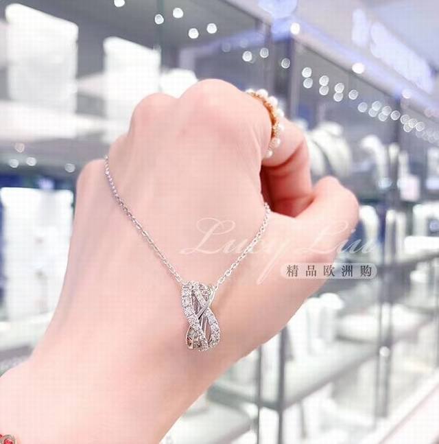 Swarovski 满钻螺旋交错 转运珠项链 这款链坠为时下流行的螺旋元素注入新意，并彰显品牌125年来所带来的闪亮光彩。其璀璨悦目的线条优美交织，加上多排浅满
