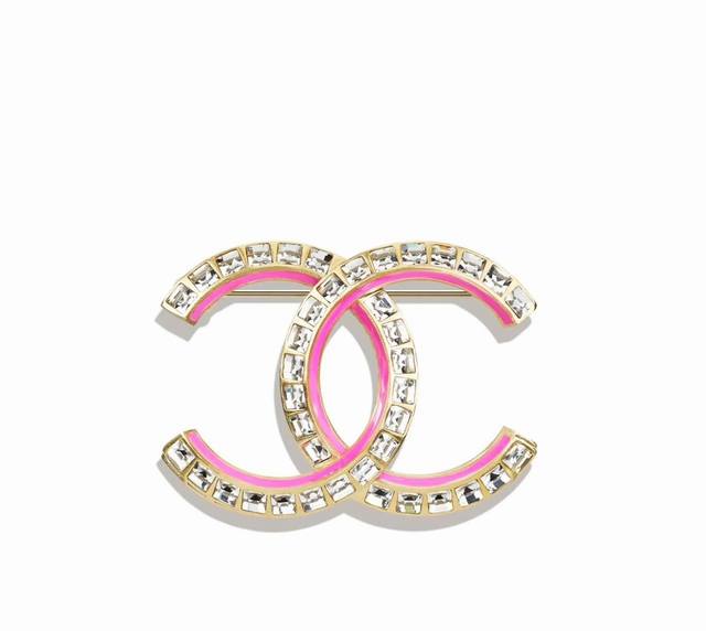 Chanel是懂设计的，绝美方钻搭配珐琅胸针