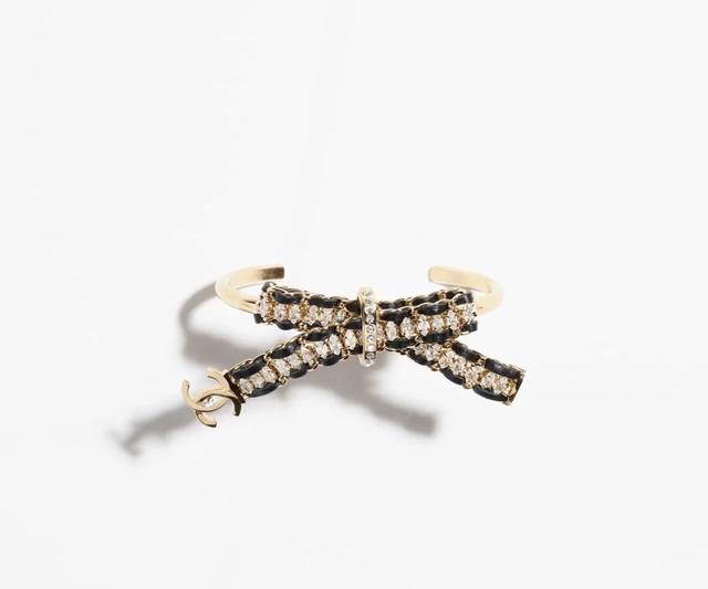 Chanel 重工羊皮蝴蝶结马眼手镯 特别的金属质感打造出麦穗的纹路设计， 马眼水晶点缀是整体的别致亮点，蝴蝶结透露着青春洋溢又不失女人魅力