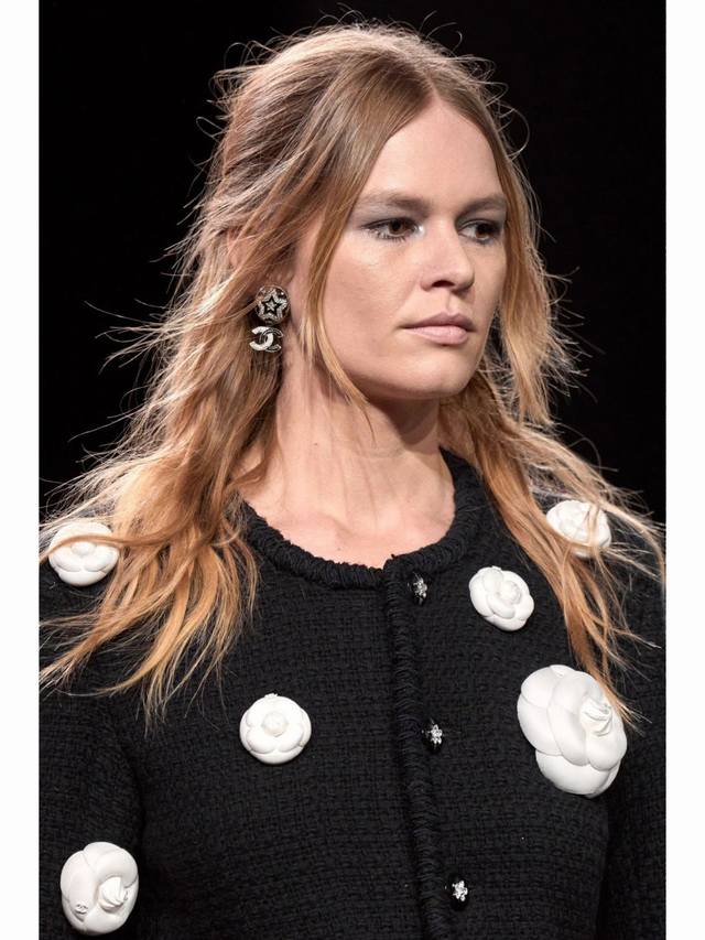 我们出品 Z9900，量大咨询客Fu Ch Nel五角星双C耳钉 每期必入的经典双C耳钉，一致Z批 一共232粒钻，巨重工，黄铜材质滴油工艺+施华洛钻，上耳简约