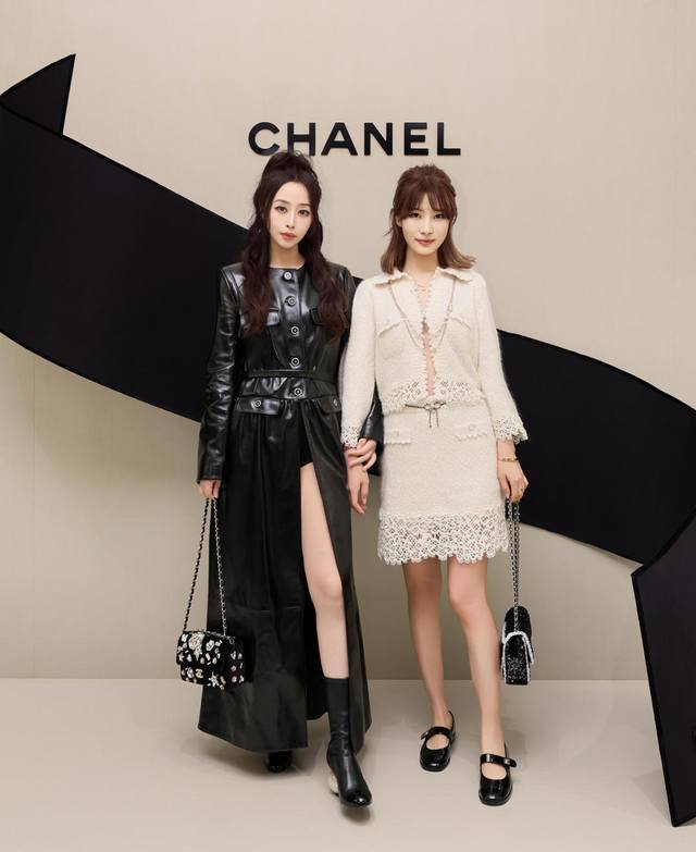 我们出品 Zp18590！量大咨询客Fu 香 黑皮蝴蝶结腰链 25秋冬最新系列！全网首发独家现货老规矩，先到先得！超美超仙一致Z批特别定制的爱心施华洛水晶+小羊