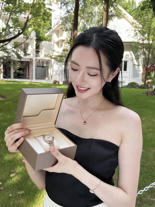 我们出品 小裙子带钻项链 Z批 30 700+ 可订做真金真钻，只做对版Z批真金货，批K市面各种金货 Bv裙子项链，白色带钻款，出珠宝级的款式每次都心惊胆战，担