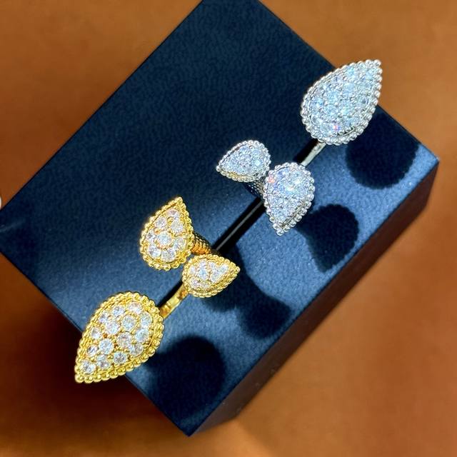 宝诗龙满钻水滴系列 三水滴开口戒Bs80 宝诗龙Bouoheron波西米亚风格珠边满钻大小三个水滴开口戒指 黄铜材料电镀18K金 2个色:黄金色 白金色 码数: