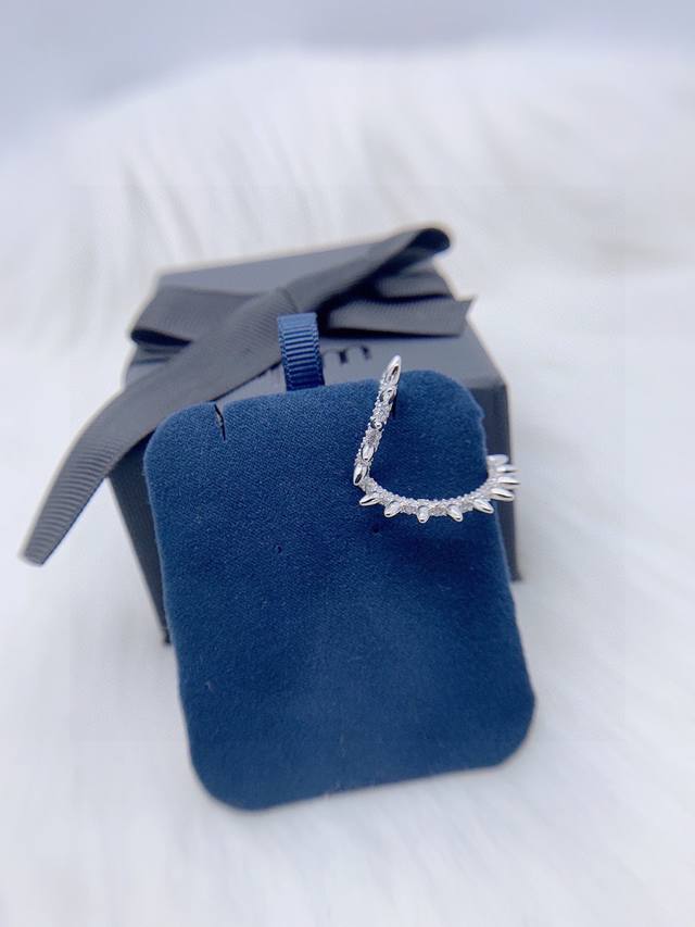 A批M 单只气柳丁双圈滑动耳骨夹 A批M Monaco 单只前卫铆钉7字形耳夹！当季最新系列冷色调的配色让它们看起来摩登炫酷，时尚的一点小心机，让你成为全场的时