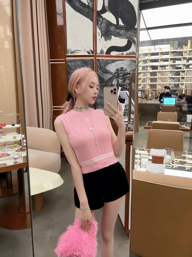 我们出品 山茶花项链，可订做18K真金真钻版，只做对版真金货，价询客Fu Bouton De CaméLia项链 山茶花不只是一朵花，它更是灵感之源。极富曲线美