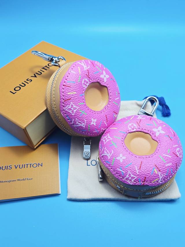 配盒 不要盒子减5 迷你甜甜圈挂件挂饰 Louis Vuitton 路易威登甜甜圈耳机包挂饰挂件 户外休闲穿搭的包包搭配一个精美的挂饰，时尚感满满且十分亮眼。这