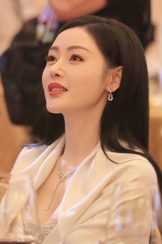 我们出品 马蹄耳环 ，可订做18K真金真钻版，只做对版真金货，价询客Fu，批K市面各种金货 Force 10马蹄耳环太太美了，低调又好看，细节感满满的，细节用钻