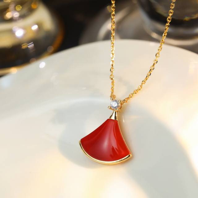 红色 ，黑白 不多介绍了，经典大扇子贝母系列项链 Divas'dream项链从女性的优雅气质和永恒之城的迷人气息中吸取灵感，以独树一帜的罗马精神向最迷人的女性致