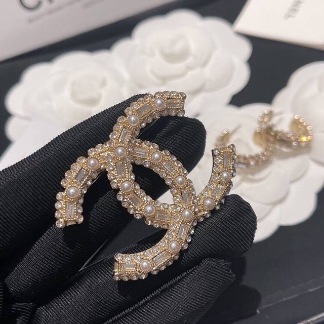 编号Xxz0025 Cc珍珠胸针，22K新款爆款 注重品质 经典款一直以来都是热卖单品