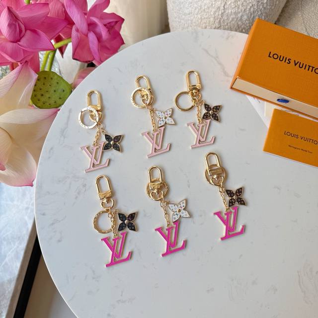 批 村上隆三彩系列 白三彩 黑三彩 老花 Lv 钥匙扣 S批Ring Street 包饰与钥匙扣 包包挂件 配饰 珐琅搭配金属件等多元材质，舒展时尚