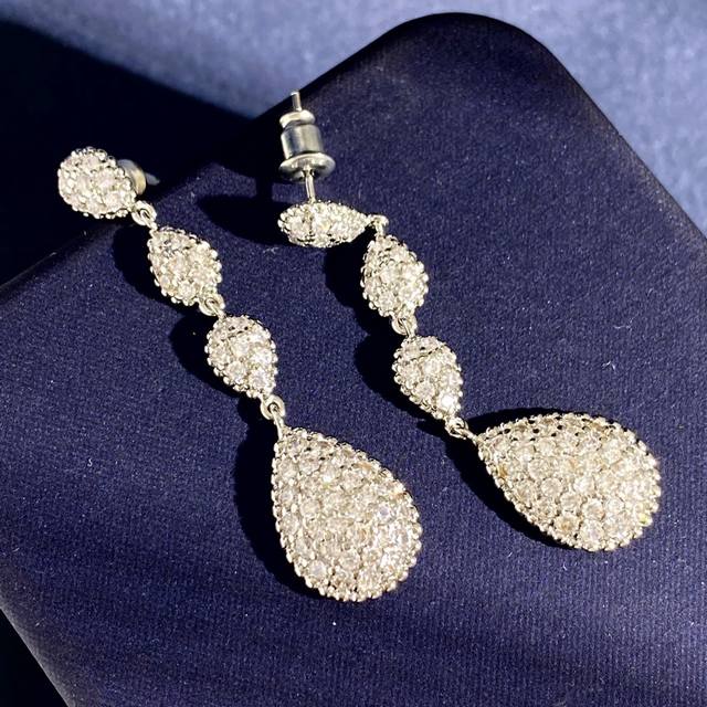 Bs80 周冬雨同款宝诗龙Boucheron风情多水滴形满钻珠边长款耳坠耳钉 黄铜材料电镀18K金玫瑰金白金 金银玫3个色 耳坠长约4.8Cm 水滴形装饰镶嵌雅