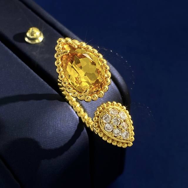 Bs80 无标宝诗龙Bouoheron风格 制造多巴胺 人造彩色多切面宝石 金属珠珠边满钻水滴形大主钻水晶宝石风双水滴开口戒指 黄铜材料+人造宝石 电镀18K金