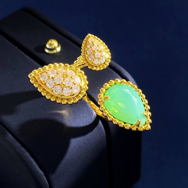 Bs80 无标宝诗龙Bouoheron风格 制造多巴胺 人造彩色多切面宝石 金属珠珠边满钻水滴形大主钻水晶宝石风大小三个水滴开口戒指 黄铜材料+人造宝石 电镀1