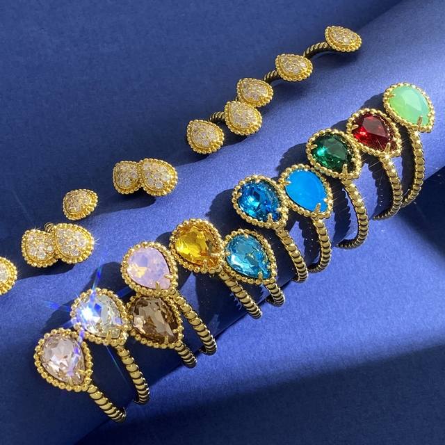 Bs80 无标宝诗龙Boucheron风格欧美宫廷风复古时尚多巴胺人造彩色宝石金属珠边双水滴形满钻仿水晶大主钻C形开口手镯 黄铜材料+人造宝石 电镀18K金 1