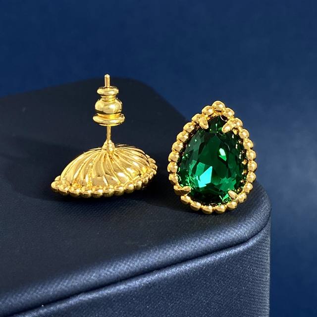 耳钉Bs80 无标宝诗龙Boucheron风格 制造多巴胺 人造彩色宝石 金属珠珠边水滴形仿水晶大单钻耳钉金色 黄铜材料+人造宝石 电镀18K金 11个色 尺寸