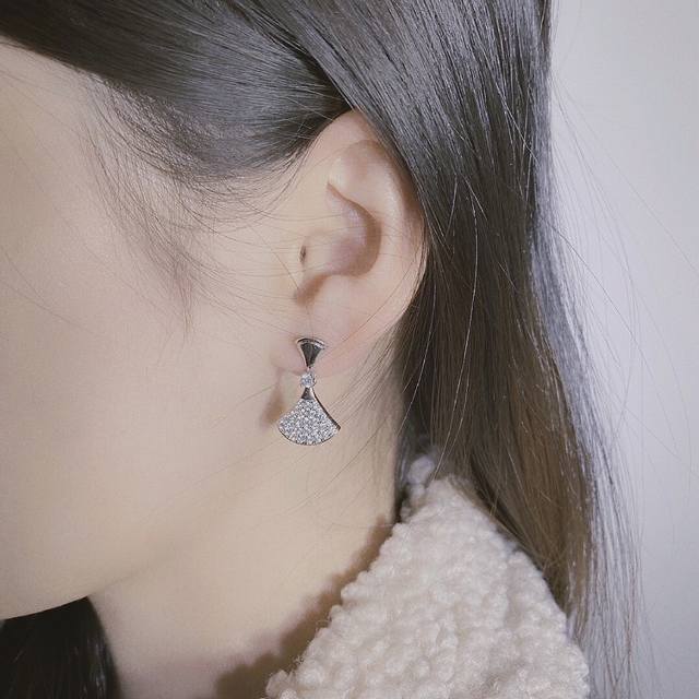 我们出品 Zp76700，终于完美出货了认准Z批仅有，只有这个色可定制真金版，价格P咨询客服 Bvlg Ri Diva伞耳钉 一对Z批足足有16组防伪标，且每一