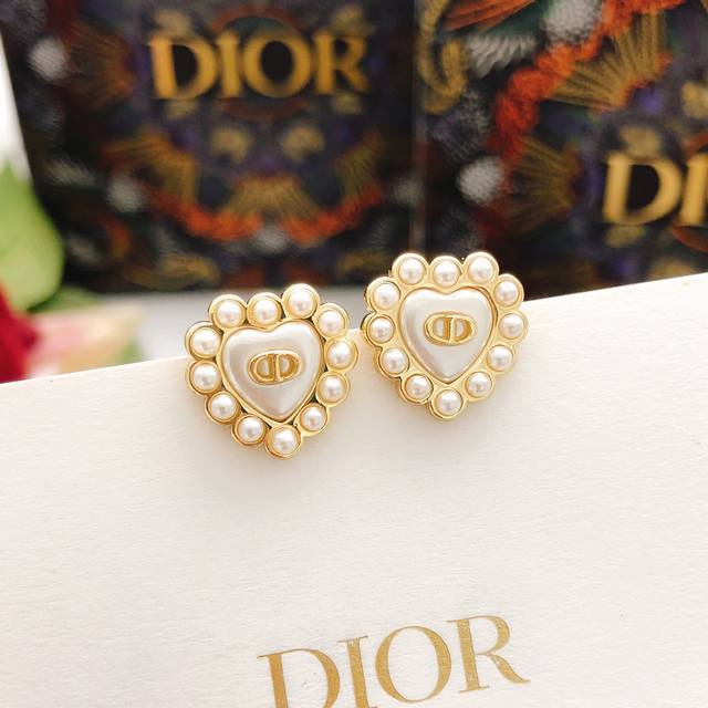 编号Ded0430 Dio*最新款白色爱心耳钉 一致Z批黄铜材质