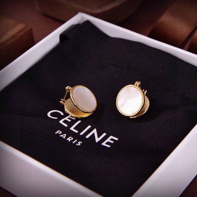 Celine 新款金色白贝耳钉 与众不同的设计 个性十足 颠覆你对传统耳环的印象 使其魅力爆灯