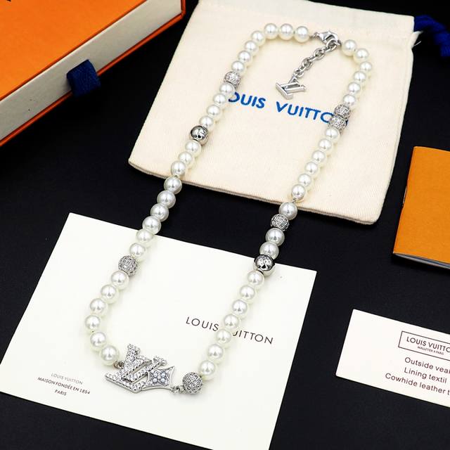 驴家Lvdandy 批Earls 项链致敬 批Harrellwiliams的别致美学与率性型格。光泽黄铜、莹润珠饰和璀璨菜茵石巧妙结合，成就昼夜皆宜的优雅之作