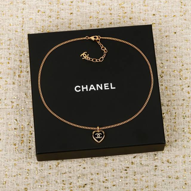 我们出品 Z批 6630！量大咨询客Fu 香 黑金爱心双C项链 25B秋冬最新款最新款全网首发现Huo本季必入爆款浓郁的黑金配色，复古的气息扑面而来！质感满分