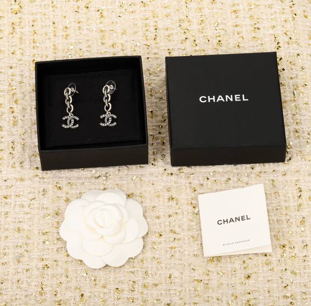 我们出品 Zp7540量大咨询客Fu Ch Nel 双C耳钉 24A高级手工坊系列，整个系列都要入，火到炸裂，美到窒息，不买真心对不起自己非常有高级感的一款耳钉