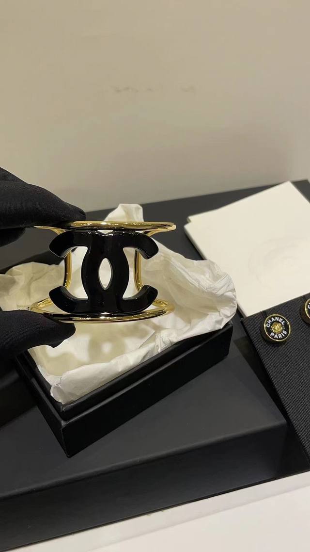 编号Xsz0063 Ch*Nel最新款白色树脂手镯 一致Z批黄铜材质 24S新款黑色亚克力双C镂空宽版开口手镯金色 看不腻的黑金配色 前卫个性又优雅 超大的亚克