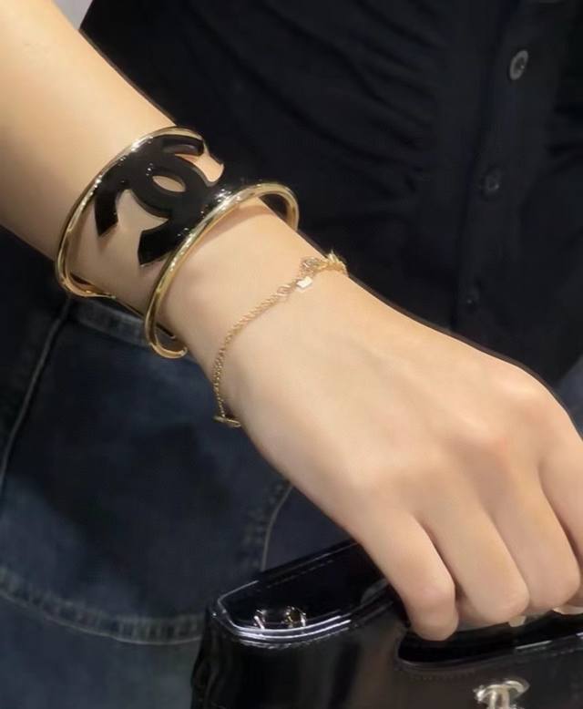 编号Xsz0063 Ch*Nel最新款白色树脂手镯 一致Z批黄铜材质 亚克力双C黑金配色宽版手镯 佩戴图