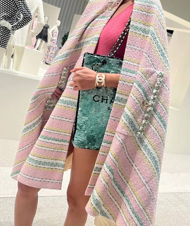 编号Xsz0063 Ch*Nel最新款白色树脂手镯 一致Z批黄铜材质 今日到货白金配色 24S新款白色亚克力双C镂空宽版开口手镯金色 超大的亚克力双C时髦又个性