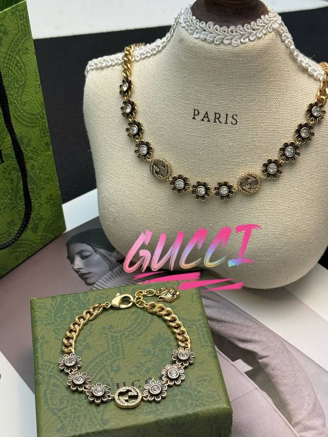 Gucci彩钻手链项链套装项链 ，手链 Gucc！一阵强烈的复古风席卷整个时尚界，特别是饰品，这款黑色钻配复古金，非常的时尚个性女人贵气又有一种霸道的气质，这个