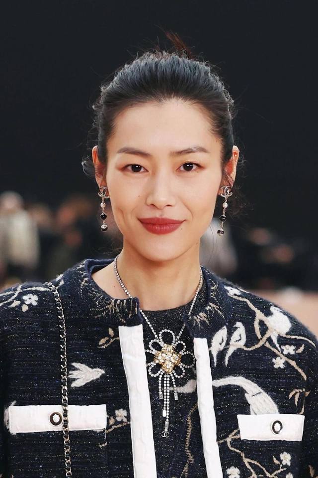 我们出品 左右出货，Z批 10270！量大咨询客Fu 香 黑色 粉色珐琅耳钉 25B秋冬新款绝美系列全网首发爱了爱了黑色调的逢出必火所有风格的衣服都能搭粉色很乖