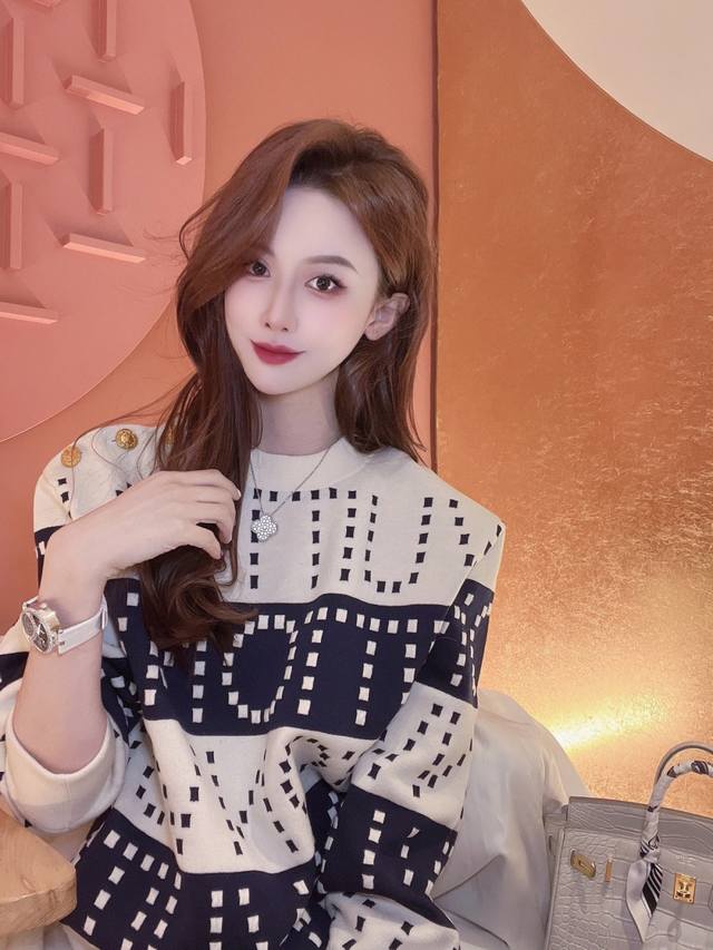 我们出品 大花满钻项链 Zp250 000+认准唯一一家真正购入珠宝类Z批开发的，可订做真金真钻，只做对版Z批真金货，批K市面各种金货量大咨询客Fu 终于给我开