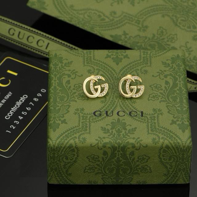 Gucci 古驰 耳环 高端 打造 美到哭，因为是限量版，你根本无法在店内看到现货，现货一到真的Bling 这一组简直不要太震撼不要太完美，赞呆了耳钉