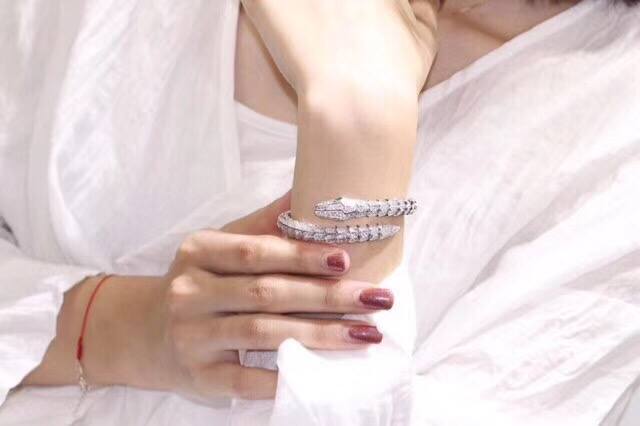 Bvlgari宝格丽蛇手镯。以令人沉醉的绝妙设计捕捉Ser批Enti手镯的魅力、诱惑和迷人的性感，以此向其灵兽致敬。此款手镯鳞片密镶钻石，梨形明亮式切割钻石尽显