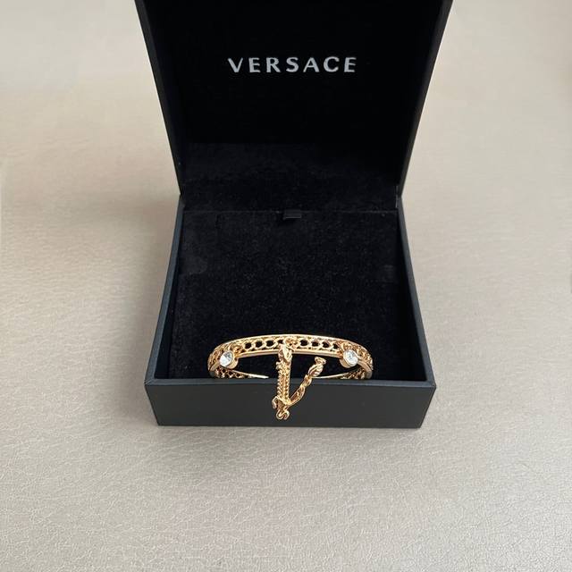 Versace 范思哲 手镯 品牌标志是神话中的蛇发女妖美杜莎 Medusa ，代表着致命的吸引力。来自意大利的奢侈品牌范思哲创造了一个独特的时尚帝国，代表着一