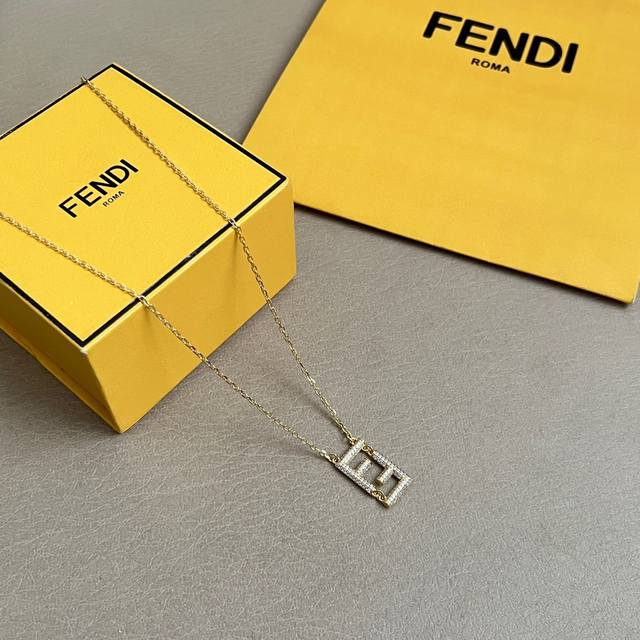 Fendi 芬迪 项链 高端定制 爆款新款 简单大方，华丽登场，很难见到如此熟悉素雅的项链，非常适合日常搭配，宝宝们，这个绝对值得入