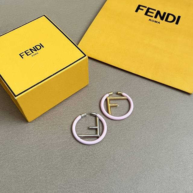 Fendi 芬迪 高端定制 爆款新款 简单大方 耳环 华丽登场 ，很难见到如此熟悉 素雅的耳环，非常适合日常搭配，宝宝们，这个绝对值得入