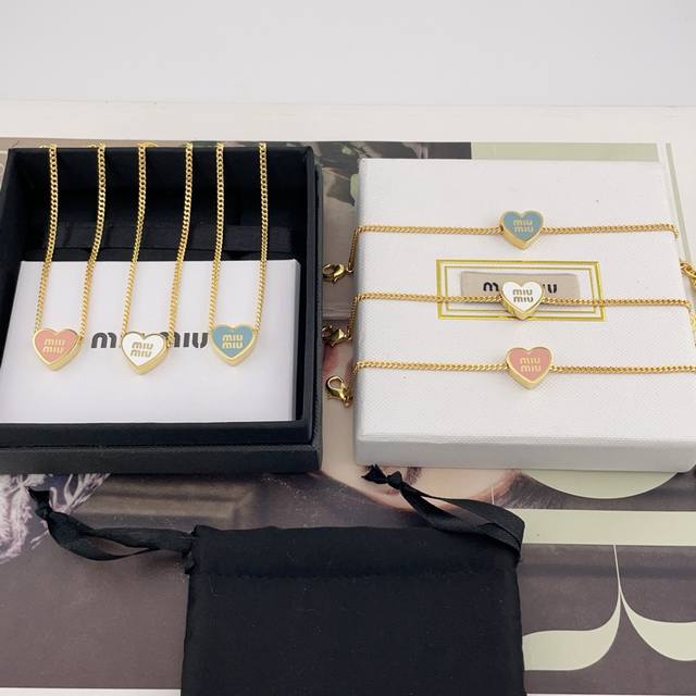 项链 手链 我们出品 Mu爱心手链 项链 Z 3750，爆款爱心来袭！少量现货！老规矩先到先得粉色，白色，蓝色，三个颜色！报废率太高太高了一批做了500个爱心只