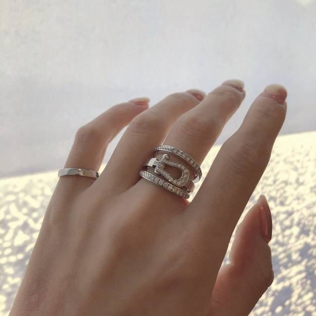 我们出品 马蹄中号戒指， 可定制真金真钻版，价格P咨询客服 马蹄戒指低调又好看，细节感满满的，我们用进口仿真钻，细节用钻完完全全媲美真金真钻，通体采用925银，