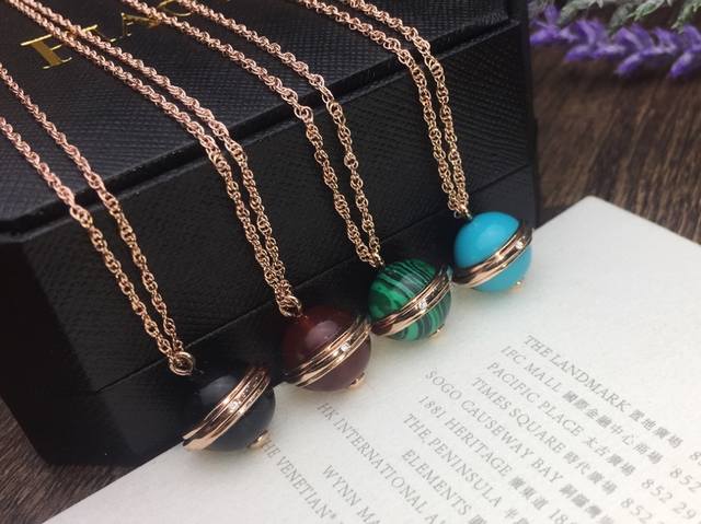 批Ossession项链～玫瑰金项链搭配黑玛瑙 红玉髓 孔雀石 绿松石 吊坠，饰以批Ossession 旋转圆环珍贵华美的旋转圆环镶嵌单颗圆形美钻 散发迷人气息