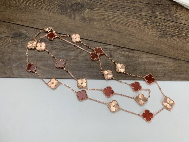 Vca梵克雅宝四叶草20花镭射长项链细赏全新Vintage Alhambra长项链作品玫瑰金在玑镂雕花工艺的打磨下 呈现出变幻多姿的璀璨光芒红玉髓瑰丽的色调为其