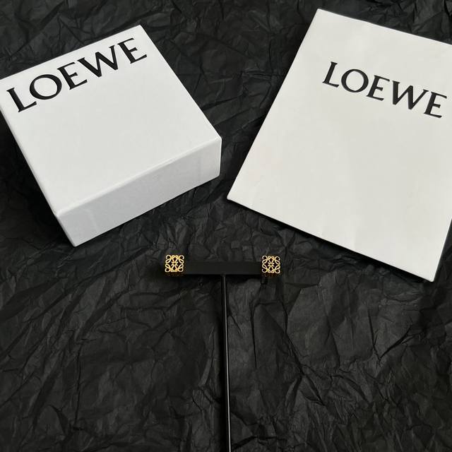 新款L0Ewe 罗意威 耳钉，Anagram缠丝立体吊坠，以及一个带有Loewe雕花菱形扣的圈形搭扣，精致耐看，金属感，一致Zp黄铜材质，细节完美复刻，标配给你