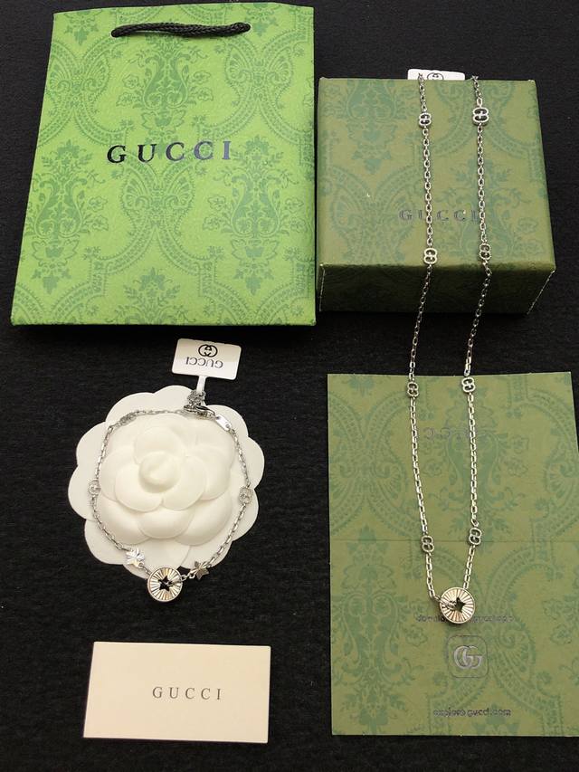 Gucci Lcon系列全新款型 以精致现代的全新风格打造经典单品 繁复的刻花细节带来奇幻魅力 星星图案作为品牌钟爱的设计符号 融入入Gg图案演绎品牌风范 俩大