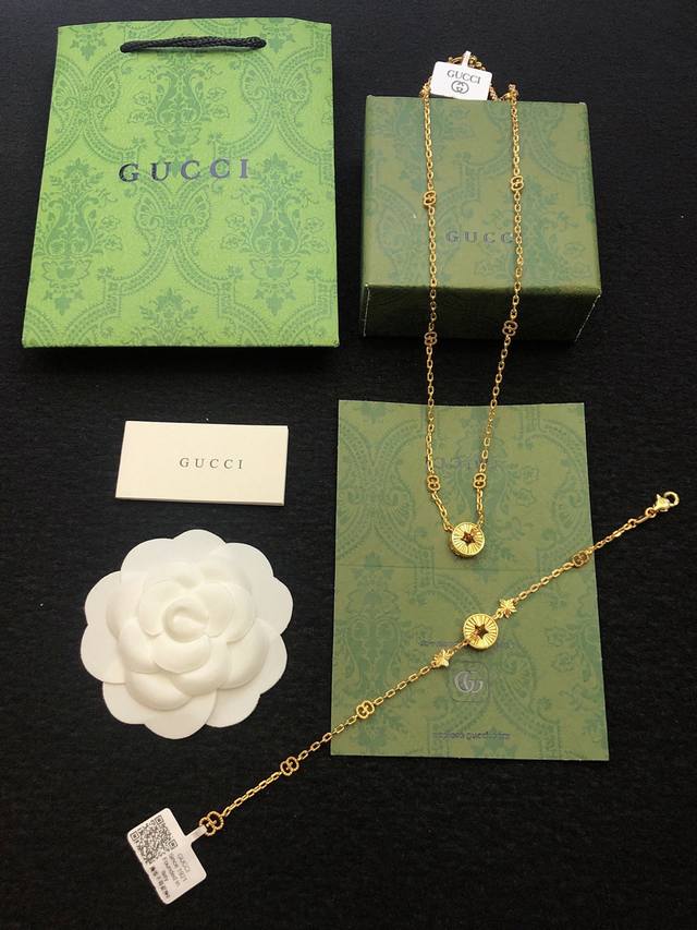 Gucci Lcon系列全新款型 以精致现代的全新风格打造经典单品 繁复的刻花细节带来奇幻魅力 星星图案作为品牌钟爱的设计符号 融入入Gg图案演绎品牌风范 俩大