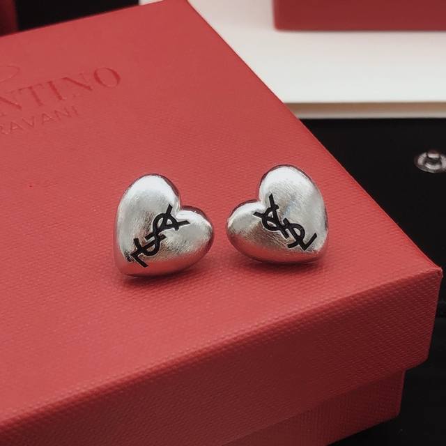 编号Yed0078 Yvessaintlauren*最新款爱心耳钉 一致Zp黄铜材质