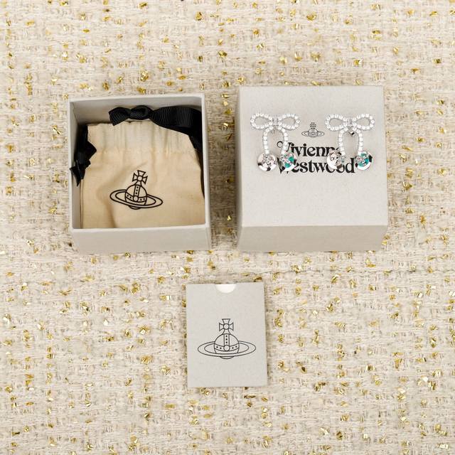 250515 我们出品 宝宝，什么是快乐星球，来，这就是快乐星球 Viviennewestwood 绝美立体彩色星球蝴蝶结耳钉重磅推荐，小巧精致，闭眼入准没错！